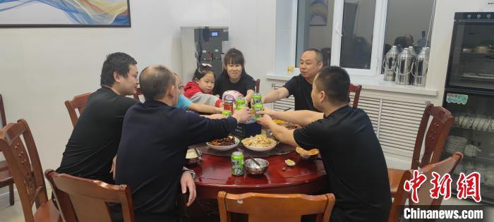 圖為恩和哈達(dá)邊境派出所的年夜飯?！《骱凸_(dá)邊境派出所供圖