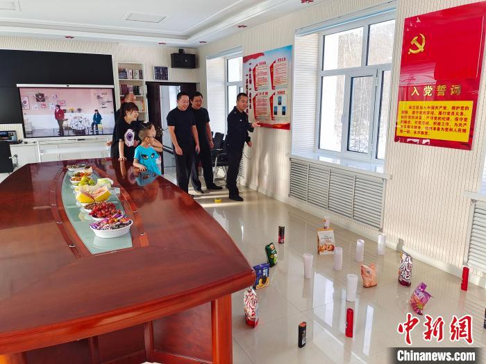 圖為恩和哈達(dá)邊境派出所民警和家屬玩套圈。　恩和哈達(dá)邊境派出所供圖
