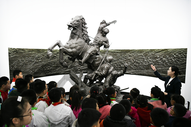 2019年4月4日，在東北烈士紀念館，學生們在聽講解員講解。